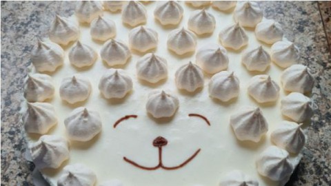 Sinaasappel/meringue kwarktaart in de vorm van een schaap