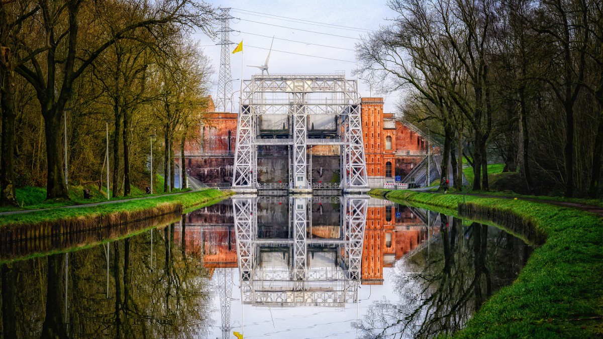 Sluisdeuren Voorstersluis op transport