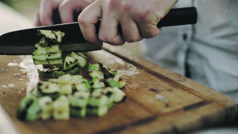 Plaattaart met courgette, hummus en kaas