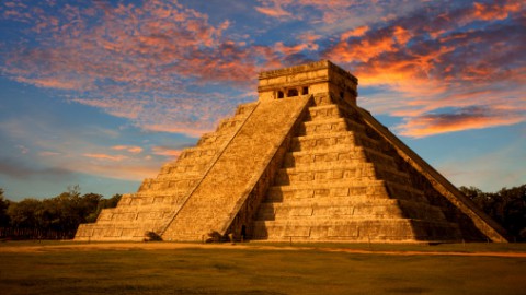 El Castillo, met een imponerende troon