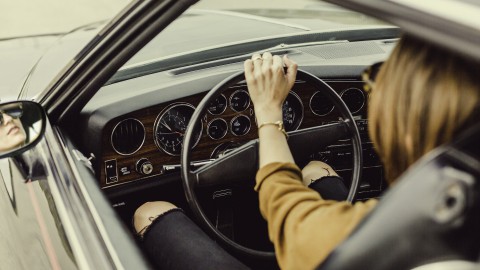 Moet ik leren rijden in een handgeschakelde of een automatische auto?