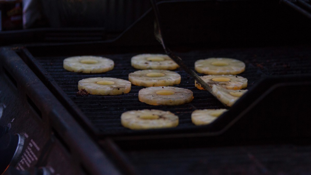 Zomerfruit op de barbecue