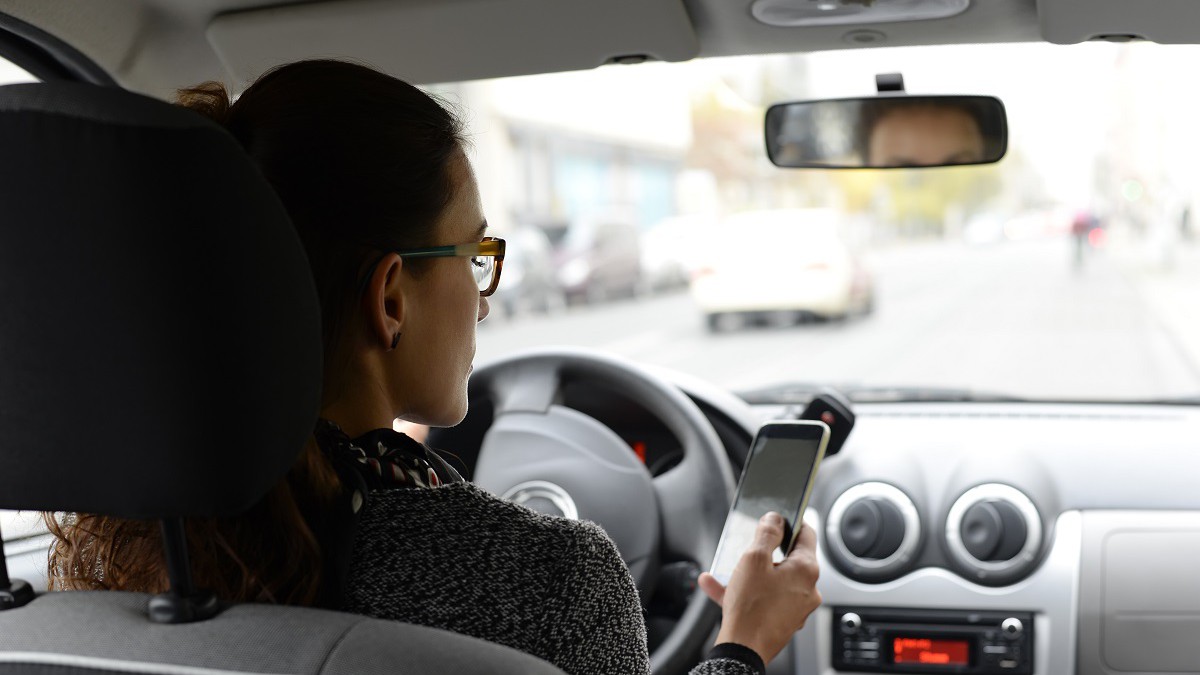 Nederlandse automobilist onderschat eigen gebruik telefoon achter het stuur 1 op 10 maakte weleens een (bijna) ongeluk mee door afleiding