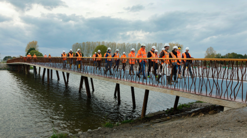 De cementloze molen in Flevoland draait!