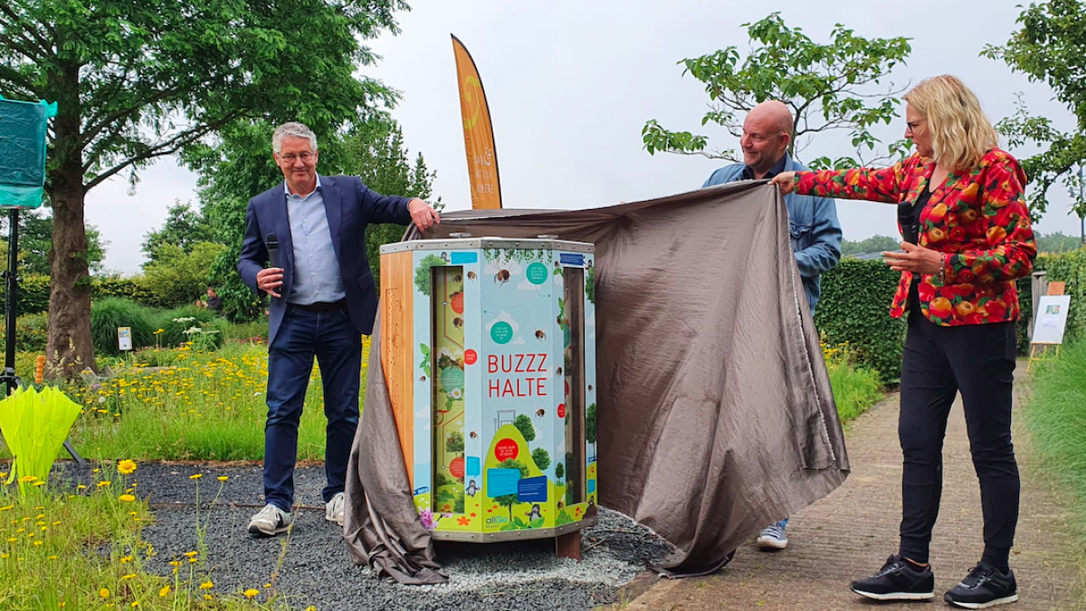 Wethouder Hoek onthult ALLGO BUZZZHALTE bij Stad & Natuur