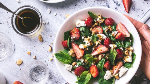 Salade van watermeloen, aardbei en fetakaas