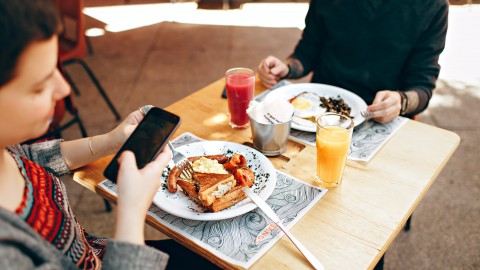 Smartphone aan tafel in meer dan helft Nederlandse huishoudens verboden