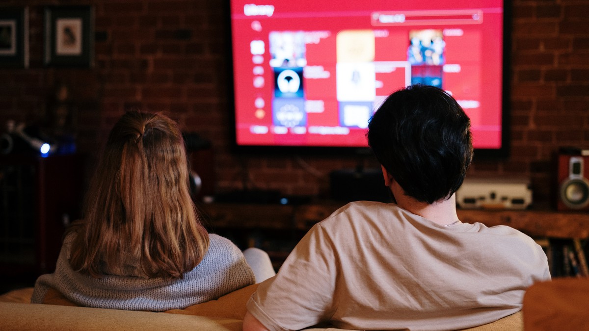 Nederlanders bezuinigen qua abonnementen het snelst op televisie