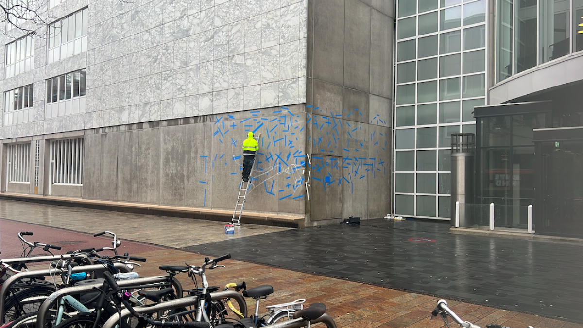 Fanakapan creëert een enorme spin op het stadhuis in Almere