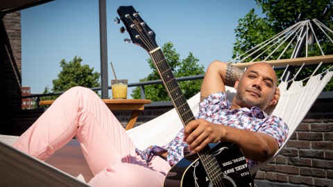 Zanger Ruben Anthony geeft gratis dakterras-concerten en gaat jonge talenten coachen