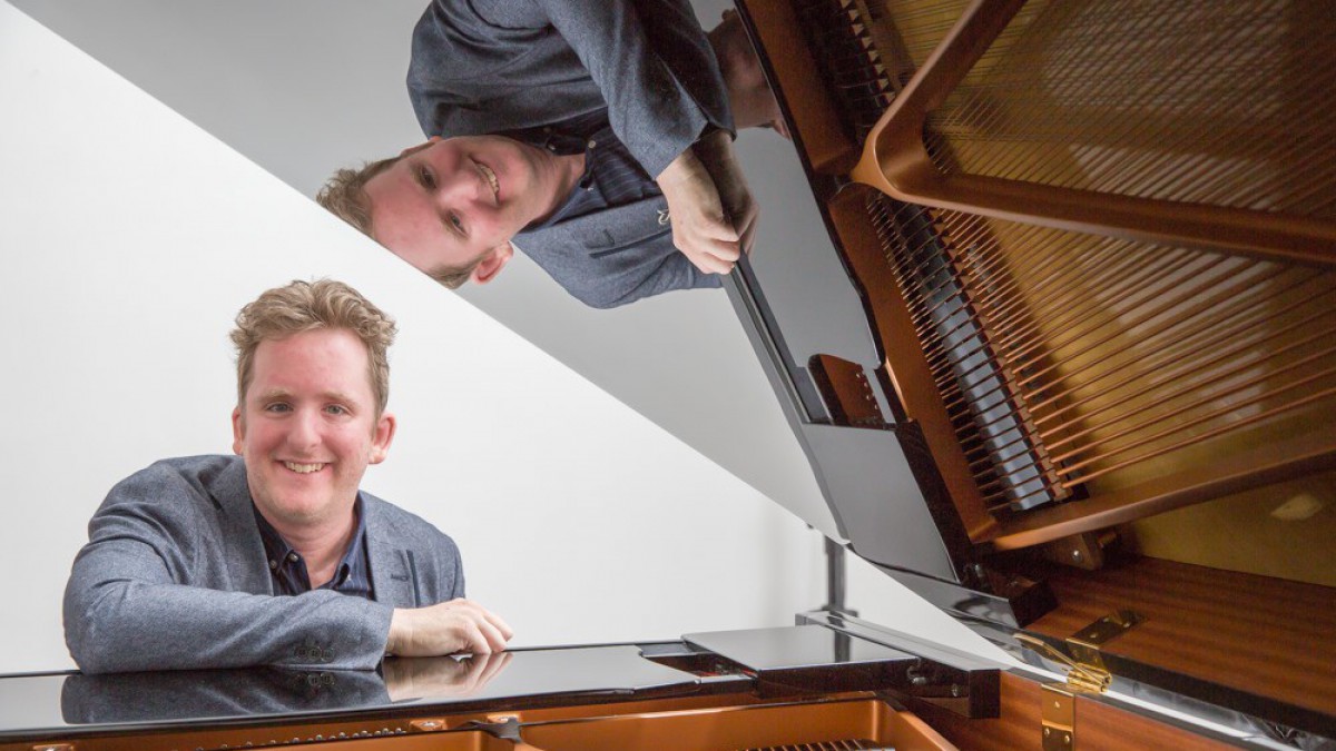 Mark Kirkenier pianist, toetsenist en componist treedt op
