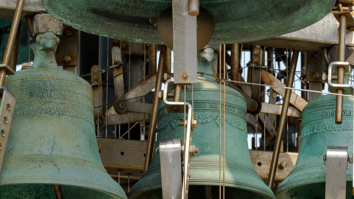 Stadsbeiaardiers spelen verzoeknummers op carillon