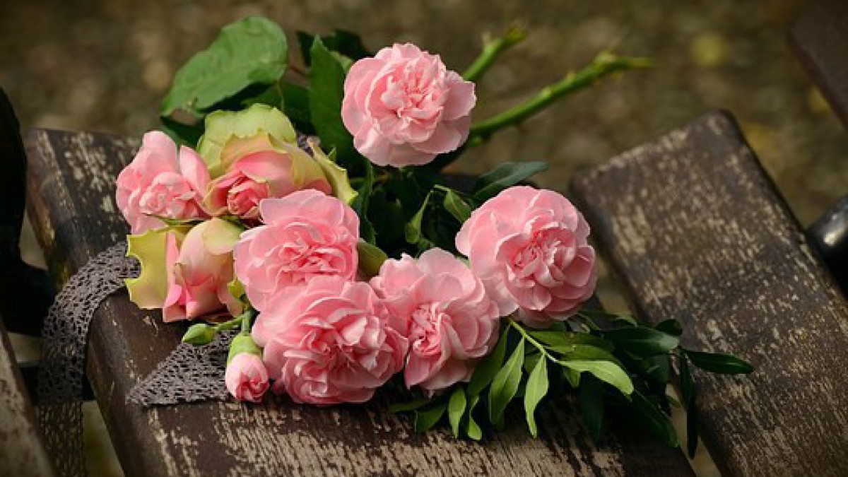 Vrienden Erkamps leggen bloemen bij Markerkant