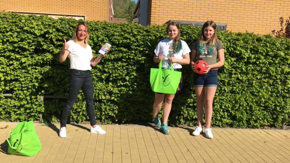 Eerste van de 500 Sport- en Cultuurtasjes uitgereikt