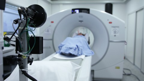 Nieuwe scanner in het Flevoziekenhuis bereidt kinderen voor op eigen scan