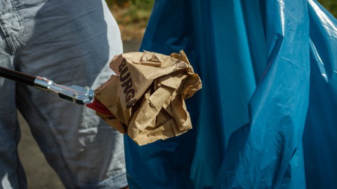 CDA: laat mensen in de bijstand zwerfafval opruimen  