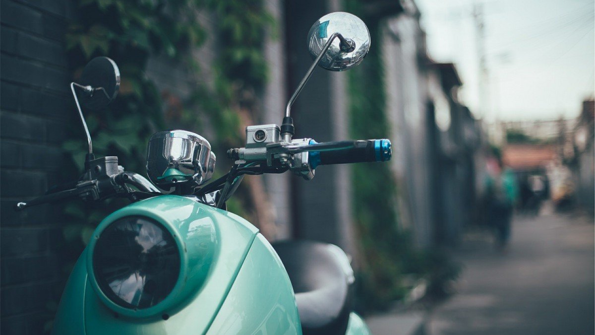 Scooterrijdster aangereden in Landgoederenbuurt