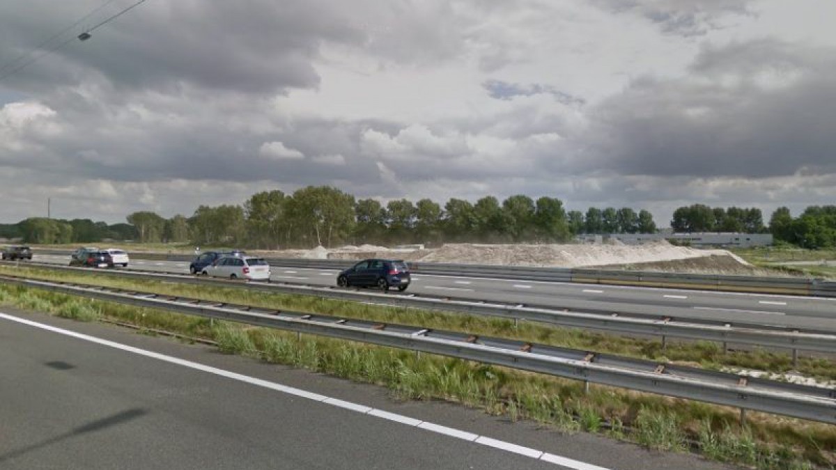 Opruimwerkzaamheden A6 na olie op de weg