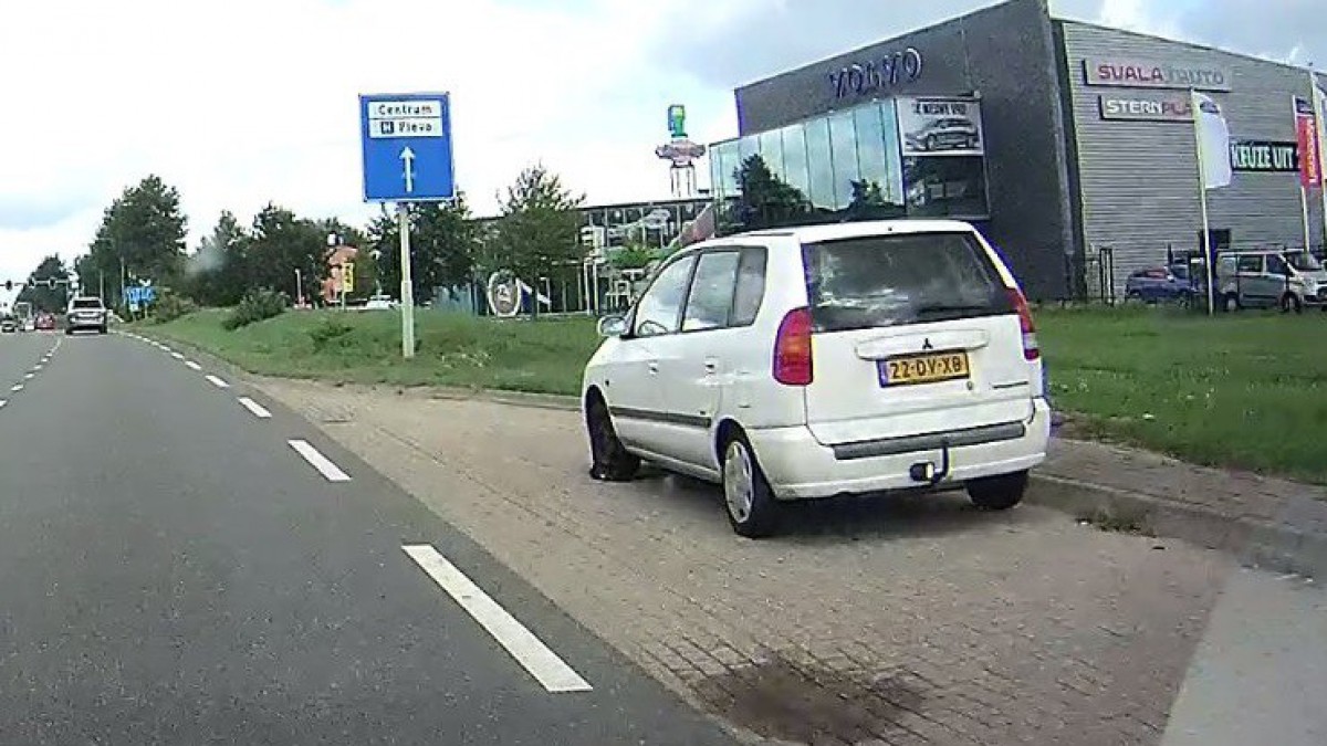 Auto met lekke band staat al maand naast Veluwedreef
