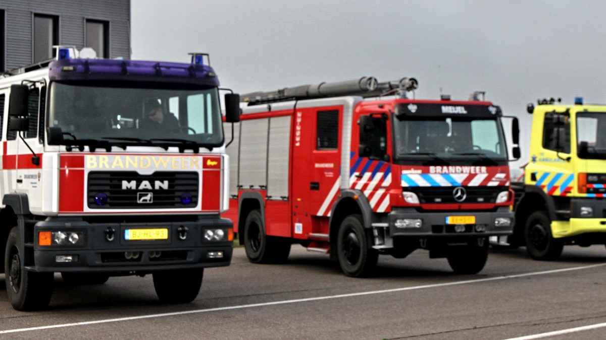 Auto gaat in vlammen op aan Hogering