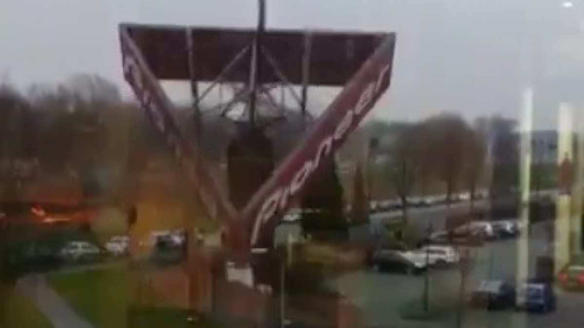 Omgevallen reclamezuil na acht maanden verwijderd