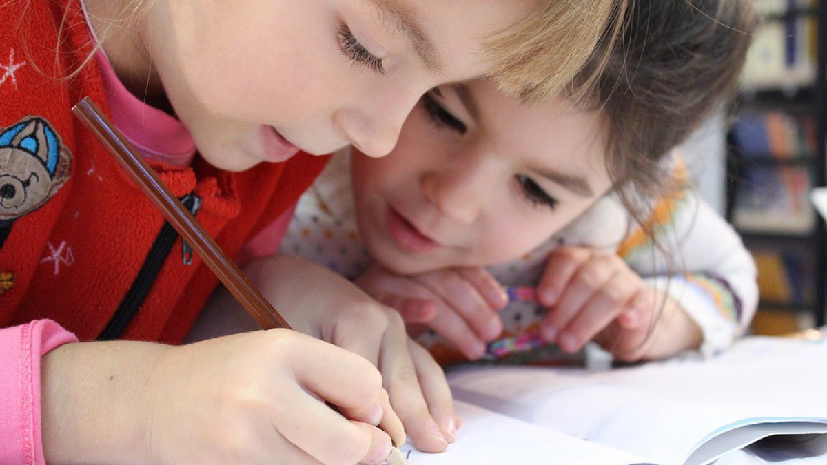 Leerlingen schrijven kaartjes voor asielkinderen