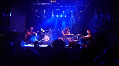 Jan Akkerman zet de tijd stil in Poppodium de Meester 