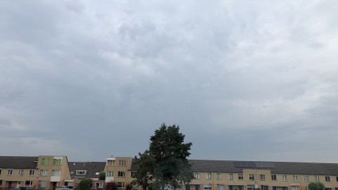 Wolkenvelden, soms zon en kans op een bui