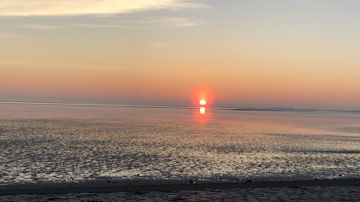 Tropisch warm met veel zon.