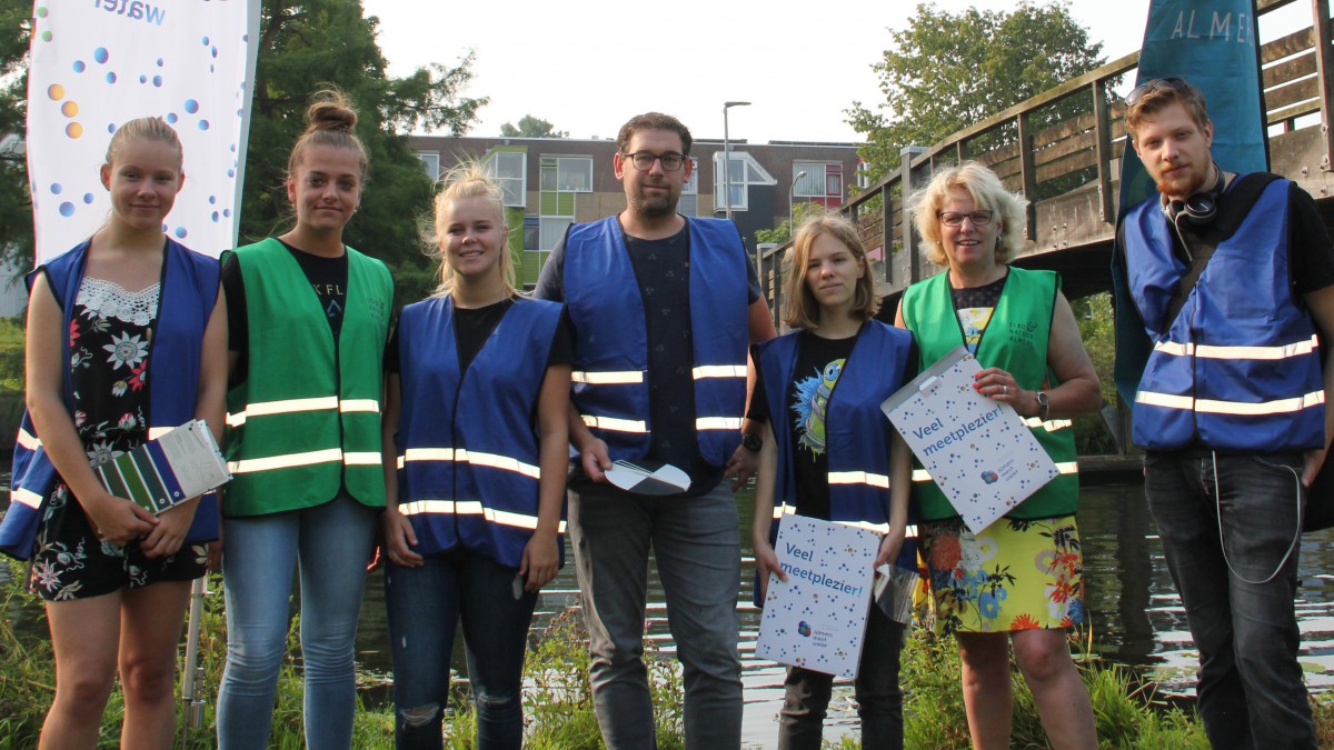 Stagiaires Stad & Natuur onderzoeken waterkwaliteit voor Almere meet water