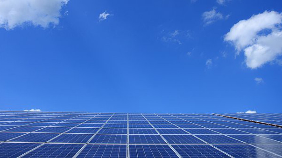 Zonnepanelen en recreëren op een berg afval