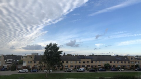 Wegtrekkende regen gevolgd door droge periode met af en toe zon.