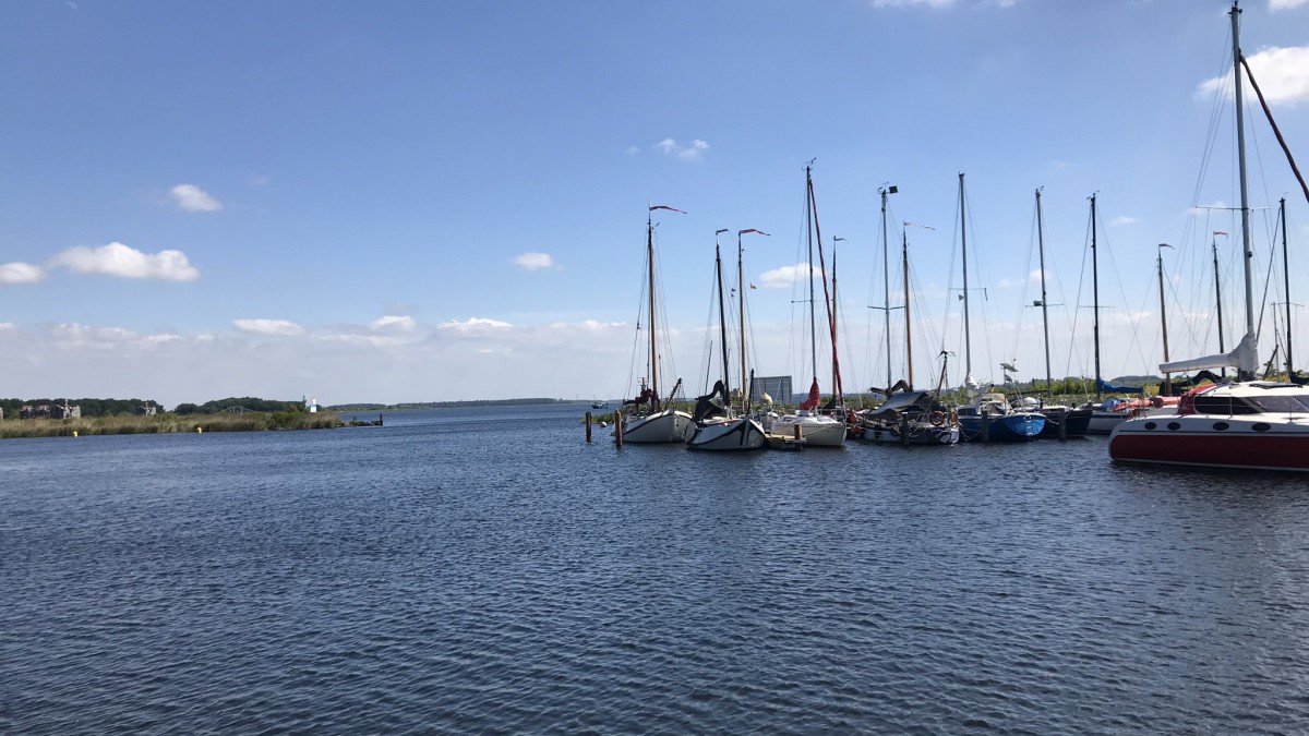 Gemeente treedt op tegen verkeerd afgemeerde bootjes