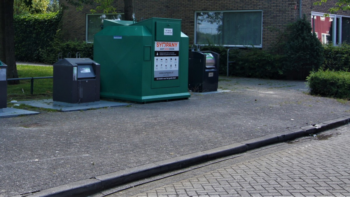 'Bedrijven dumpen bedrijfsafval in buurt'
