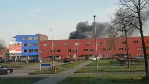 Grote brand in een schuur in Regenboogbuurt