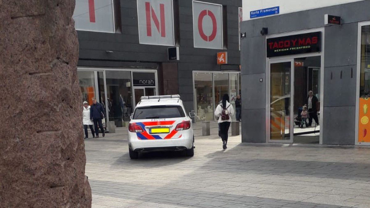 Politie naar Korte Promenade in Almere-Stad voor overal bij de Blokker