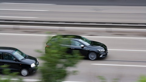 Groot lichtreclamebord van autodealer langs de A6