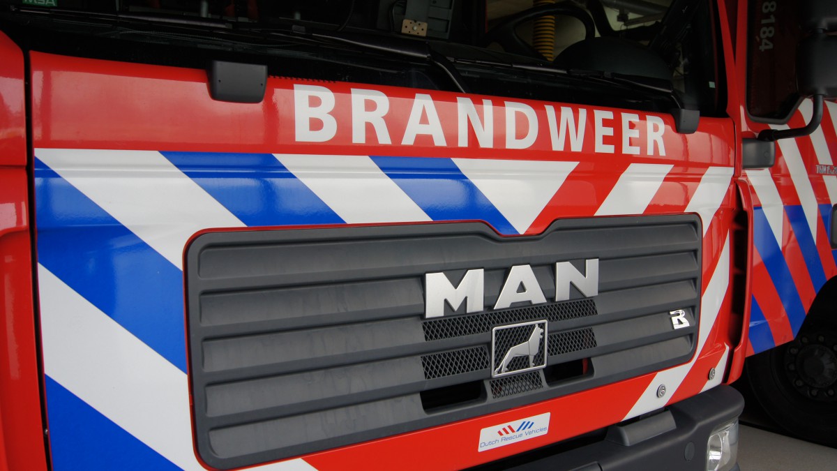 Deel weg dicht door autobrand op A6