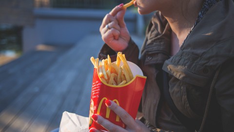 Trouwen tussen de frietjes en hamburgers 