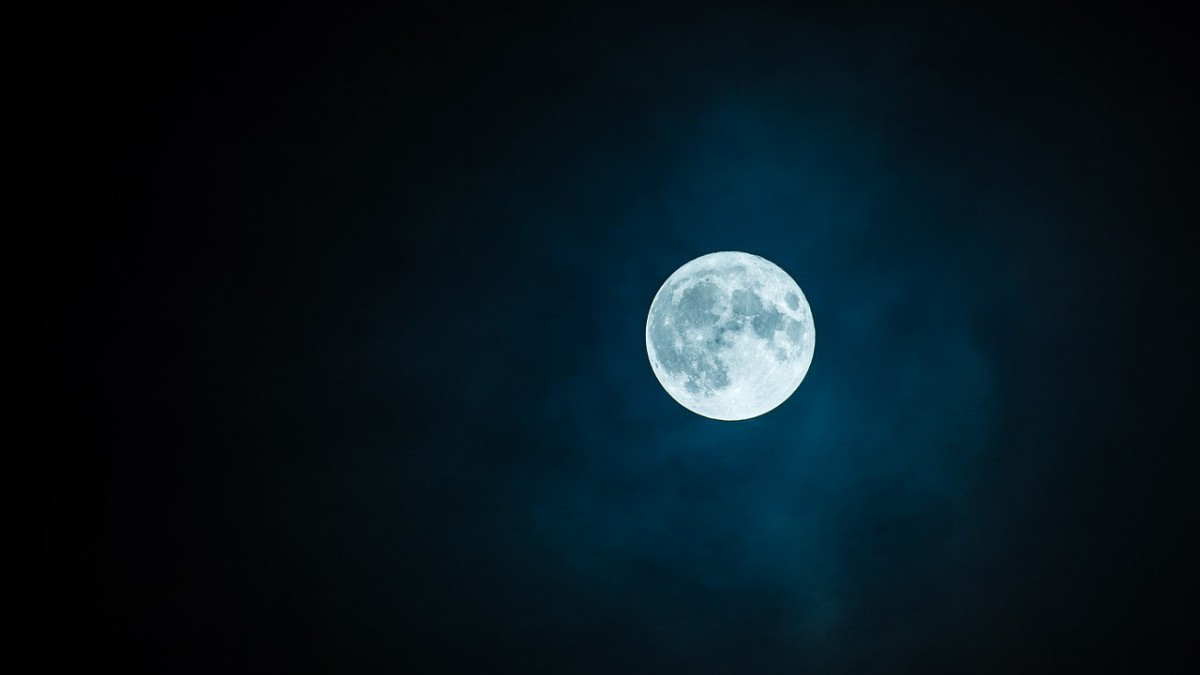 De volle maan is er ziek van dat ze constant beschuldigd wordt van alle aardse problemen