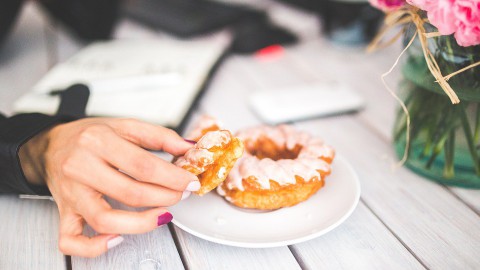 Tientallen Almeerders slapen op straat voor gratis donuts