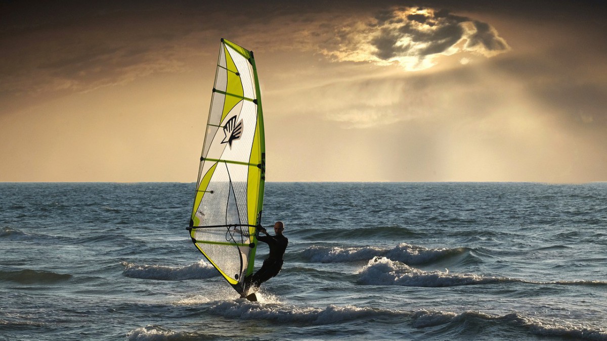 Windsurfster De Geus goed van start bij wereldbekerfinale in Marseille