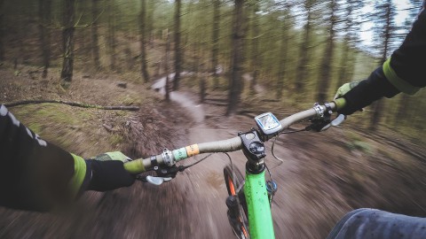 Slingerend fietsen over natuurstrook De Grote Trap