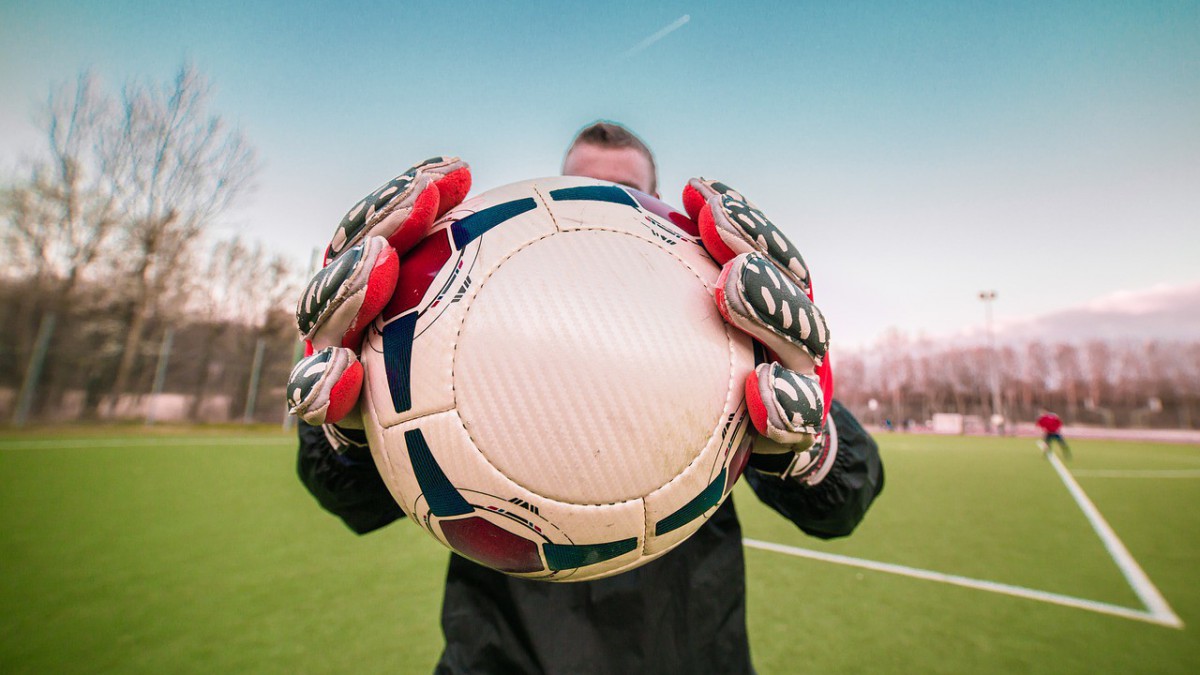 Leerlingen vragen voetbalprofs hemd van het lijf