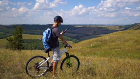 Rapper Snelle maakt lied tegen appen op de fiets