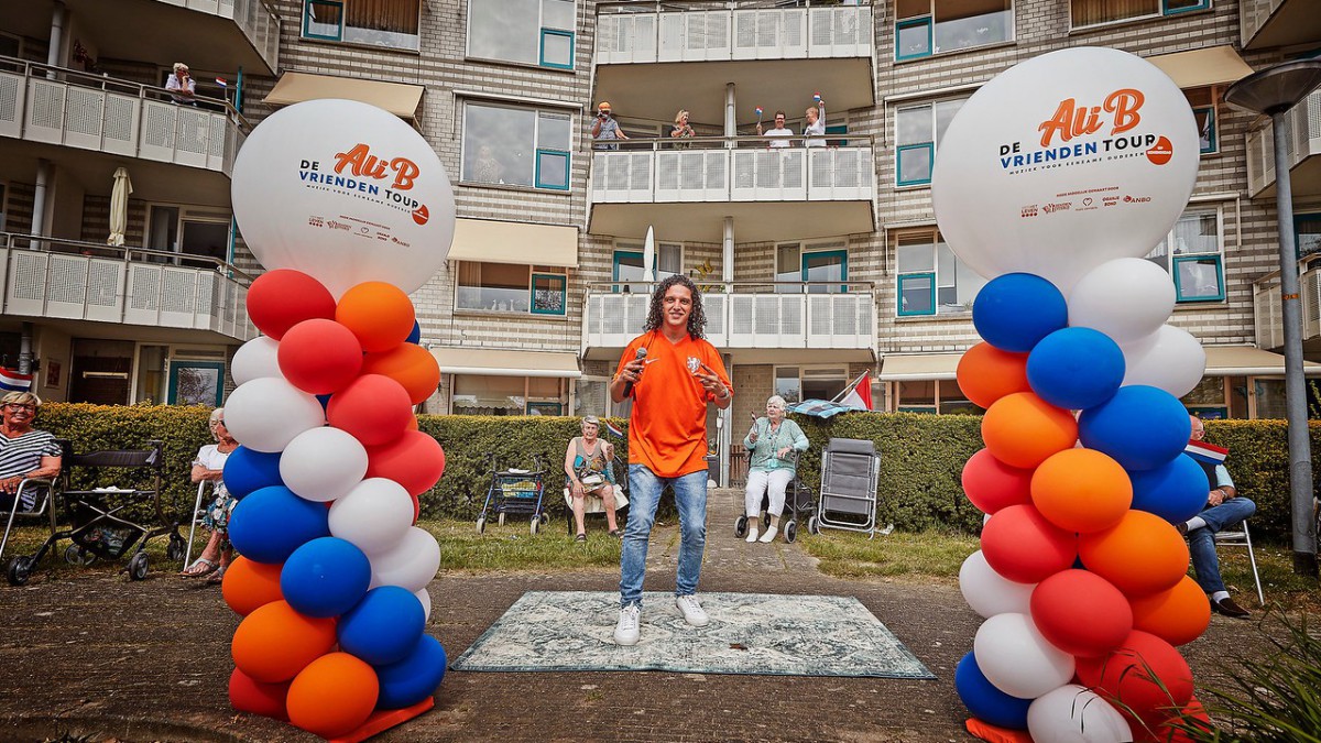Ali B Vrienden Tour voor ouderen hartverwarmend!