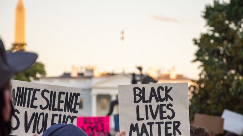 Antiracisme-protest live bij Omroep Flevoland