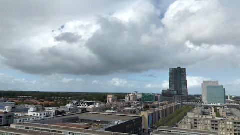 Half tot zwaar bewolkt met enkele buien.