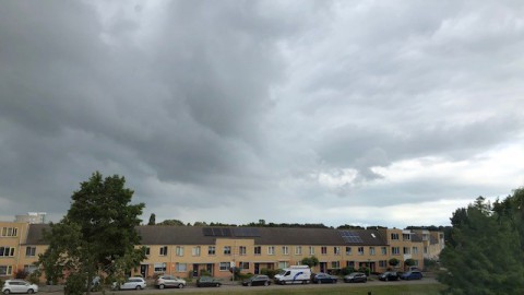 Bewolkt met van tijd tot tijd regen.