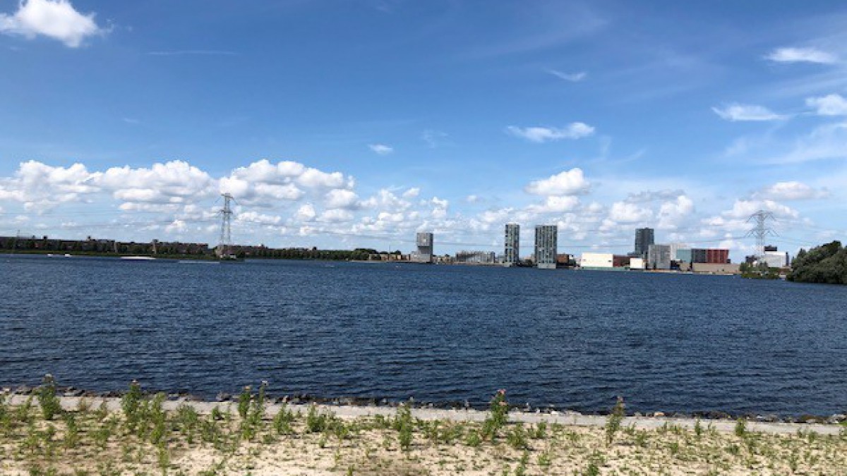 Vriendelijke zon en wolkenmix